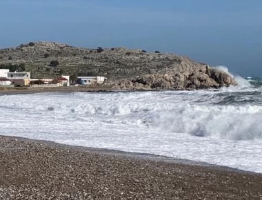 Ζημιές στη Ρόδο από τον μανιασμένο αέρα (βίντεο)